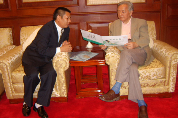 国家外国专家局局长马俊如在听取付国福董事长做汇报