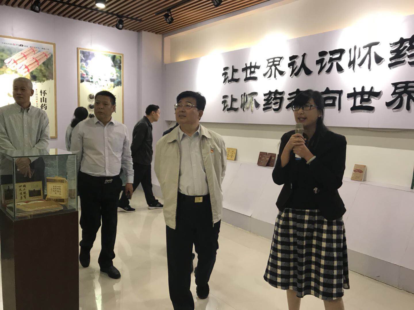 焦作市长徐衣显对我公司产业扶贫工作进行调研并参观园区展厅